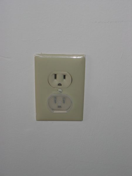 Kindersicherung Vorher-Nachher-Bild Steckdose